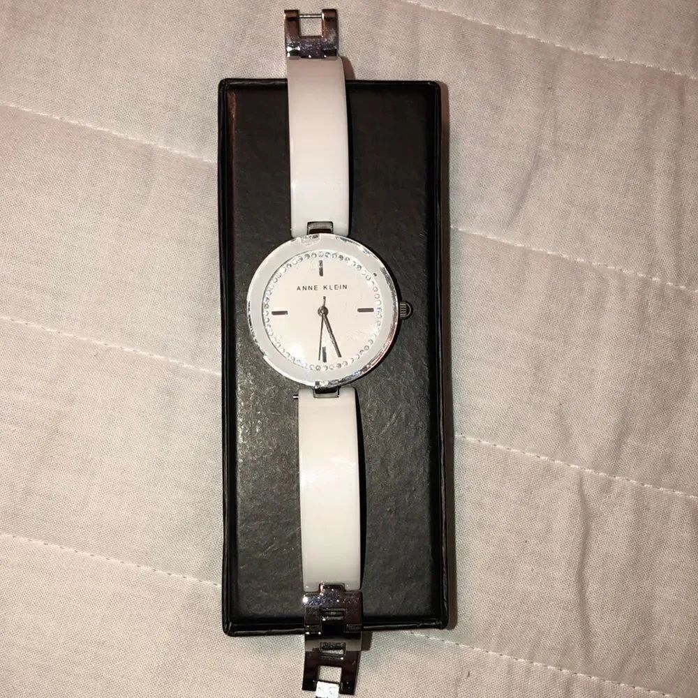 AKāWhiteĀ SilverāRhinestoneāWristāWatch
